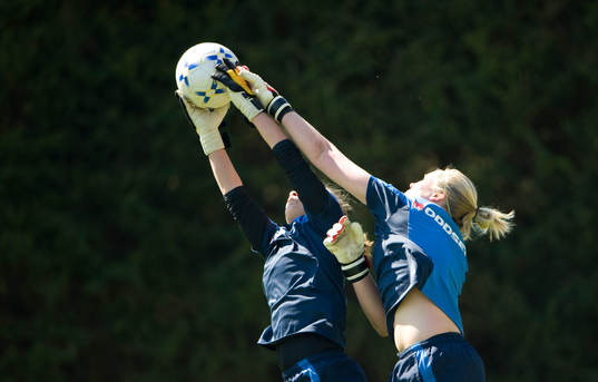 Målvakterna Stéphanie Öhrström och Maria Cederholm