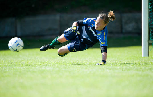 Stéphanie Öhrström, målvakt, gör en räddning