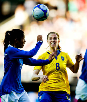 Lotta Schelin, Sverige, jagar bollen