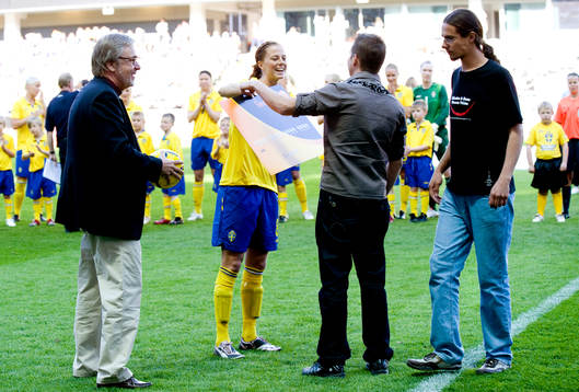 Lotta Schelin delar ut ett stipendium till en brasiliansk