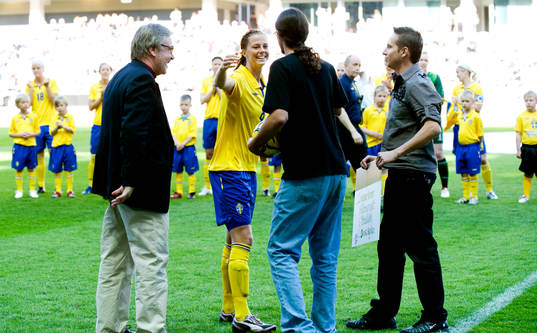 Lotta Schelin delar ut ett stipendium till en brasiliansk