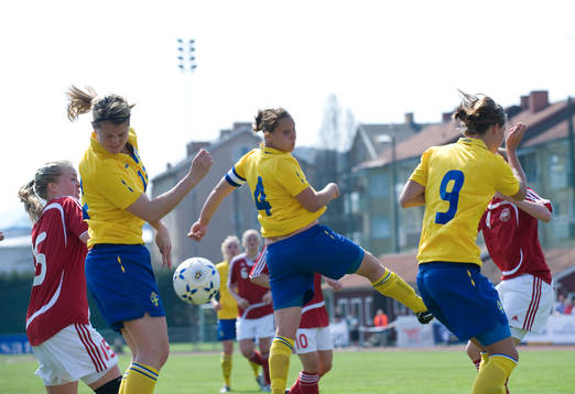   Rebecca Johnsson, Emma Wilhelmsson och Lina Nilsson oroar danskorna vid en hörna.