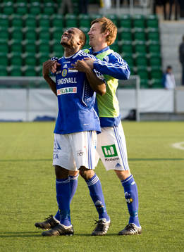  Robert Mambo Mumba, Sundsvall jubel efter matchen med Kristian Ek