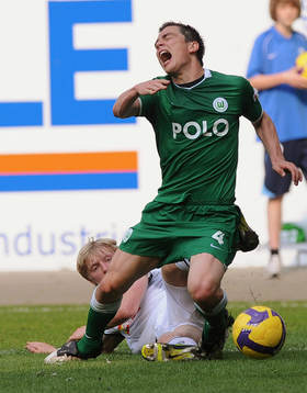  Andreas Beck, Hoffenheim tacklar Marcel Schaefer, Wolfsburg.
