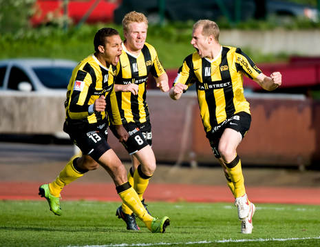  Jonas Henriksson,  gör 1-0. Mathias Ranégie, Josef Karlsson jubel.