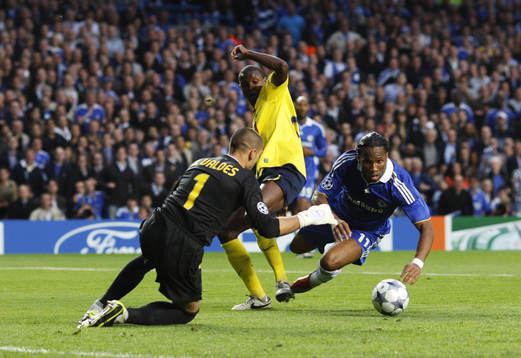   Didier Drogba, Chelsea, dras ner i straffområdet av Eric Abidal, Barcelona.
