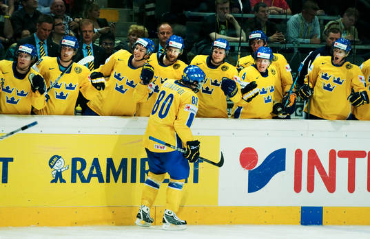 Mattias Weinhandl, Sverige, gratuleras till sitt 1-0-mål