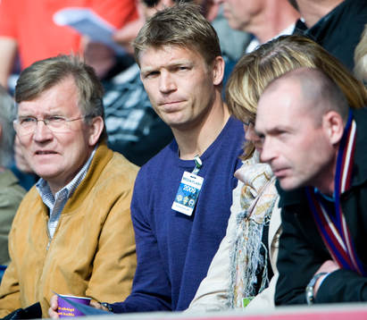  Dystra miner på läktaren, Stefan Allbäck, Marcus Allbäck och sportchefen Dick Last.