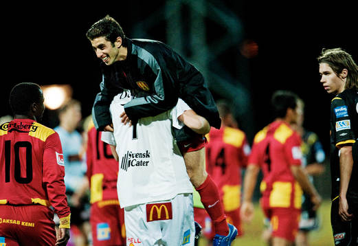 Christian Frealdsson, målvakt, Syrianska, lyfter upp en av