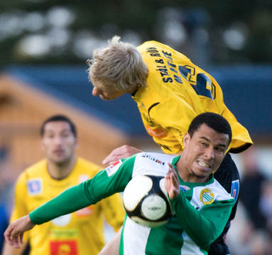 Patrik Rosengren trycker till Charlie Davies