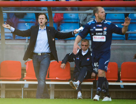 Janne Carlsson, tränare, Örgryte, uppgiven och t.h.