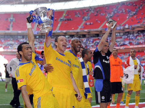   Jose Bosingwa, John Terry, Nicolas Anelka och Ashley Cole, Chelsea firar segern, pokal, glädje, jubel.
