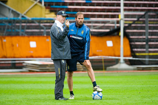  Lars Lagerbäck, förbundskapten snackar lite taktik med Olof Mellberg
