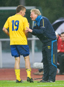  Jörgen Lennartsson, tränare, instruerar Pontus Wernbloom. 