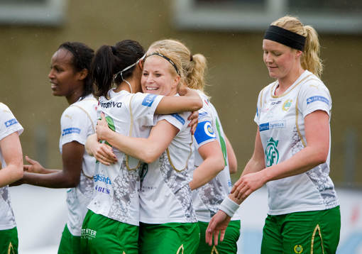  Jubel i Hammarby efter att Annica Svensson sparkat in 0-1