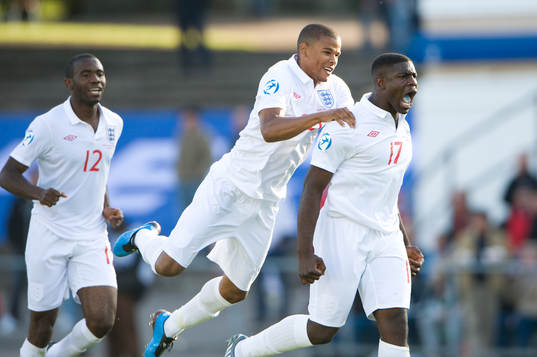  2-1, Micah Richards, England, som är överlycklig, grattas av Fraizer Campbell och Fabrice Muamba. Jubel, glädje.