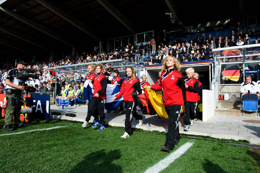  Lagen kommer ut på plan, Tysklands flagga, Finlands flagga. Inmarsch, entré.
