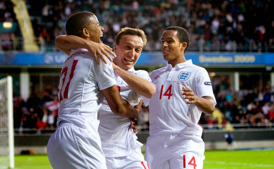  Fraizer Campbell, Mark Noble, Theo Walcott, England jubel.