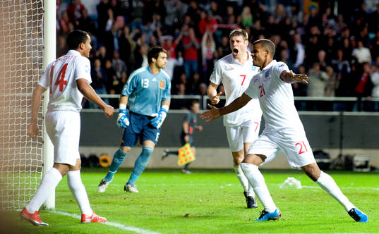  Theo Walcott, James Milner, Fraizer Campbell, England jubel.