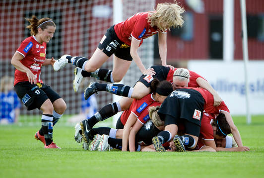  1-0 Mia Carlsson, som grattas i en 