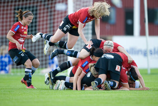  1-0 Mia Carlsson, som grattas i en 