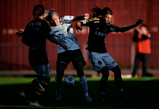 Kicki Bengtsson, Hammarby, tar bollen av Kimberly