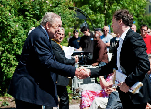  Lennart Johansson hälsar på Franco Baresi.