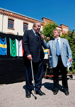  Lennart Johansson intervjuas framför scén.