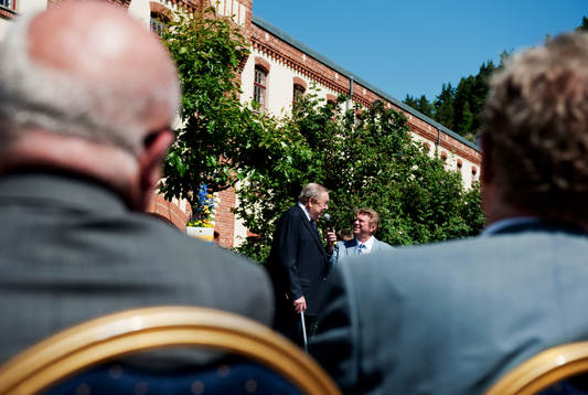  Lennart Johansson intervjuas framför scén.