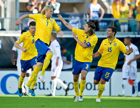  Ola Toivonen, Sverige, gör mål. Jubel med Mattias Bjärsmyr och Labinot Harbuzi.