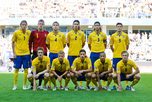 Fotboll, U21, EM, Semifinal, Sverige, Lagbild, startelva; Bak fr.v. Ola Toivonen, Johan Dahlin, Rasmus Bengtsson, Mikael Lustig, Mattias Bjärsmyr och Marcus Berg. Fram fr.v. Ramus Elm, Emil Johansson, Gustav Svensson, Martin Olsson och Andreas Landgren.

