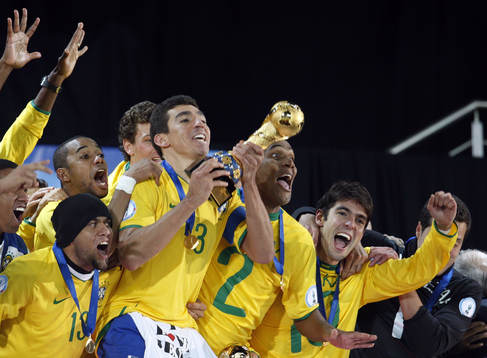  Daniel Alves, Robinho, Lucio, Maicon och Kaka, glädje, jubel, segrare, pokal.
