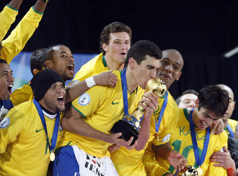  Daniel Alves, Robinho, Lucio, Maicon och Kaka, glädje, jubel, segrare, pokal.
