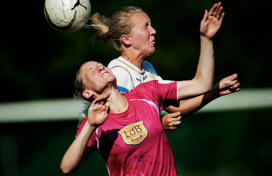  Maria Aronsson, Malmö och Karin Lissel, Hammarby, kämpar mot varandra i en luftduell.