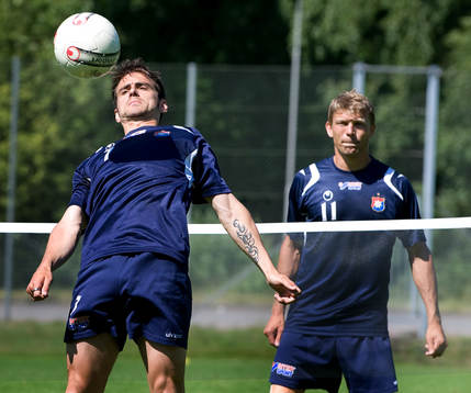 Björn Anklev, Marcus Allbäck, spelar fotbollstennis