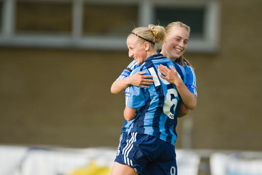  Marijke Callebaut och Linda Sällström, Djurgården kramas om efter 2-0. Jubel, glädje.