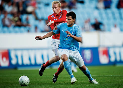 Tobias Eriksson, Kalmar, i kamp om bollen med Labinot