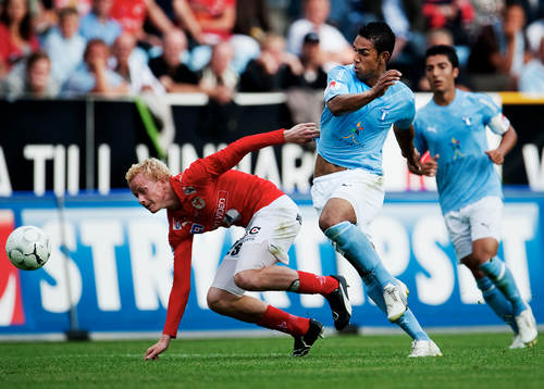 Tobias Eriksson, Kalmar, i kamp om bollen med Wilton