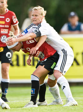  Anne Mäkinen, AIK, trycker till Gudny Björk Odinsdottir, Kristianstad.