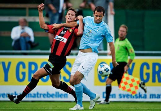  Philip Haglund, Brommapojkarna, hålls undan av Gabriel De Paulo Limeira, Malmö FF.