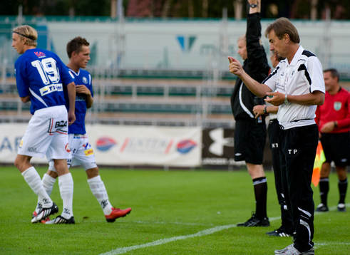  Tom Prahl, Tränare Trelleborg byter ut Andreas Wihlborg mot Viktor Svensson. Byte.