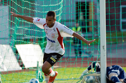  Tiago Pereira, Assyriska, jubel efter 0-1.
