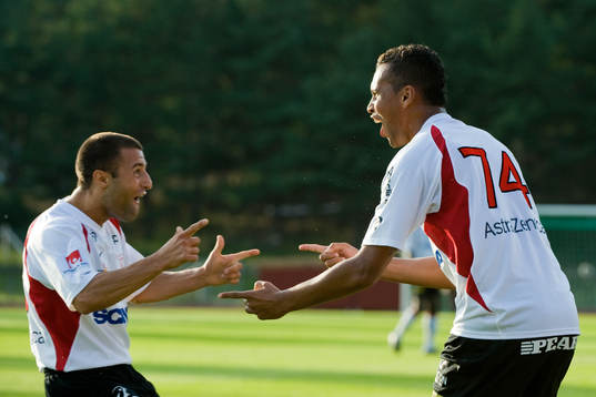  Eddie Moussa och Tiago Pereira, Assyriska, jubel efter 0-1.