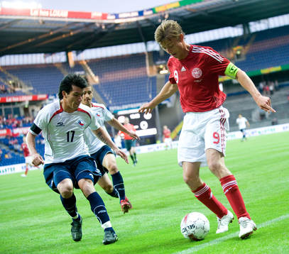  Jon Dahl Tomasson utmanar  Juan Beausejour