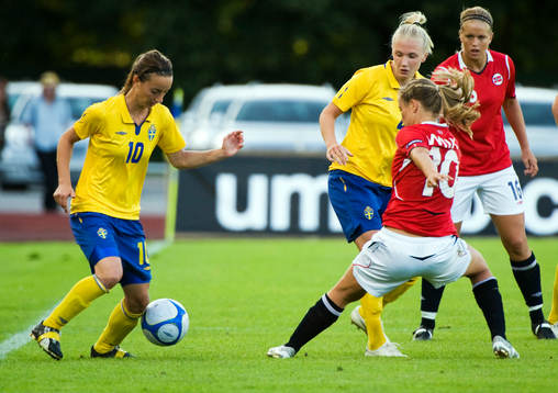 Kosovare Asllani och Anna Paulson, Sverige