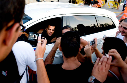 Daniel Alves lämnar träningen och fansen flockas runt