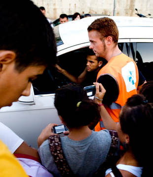 Daniel Alves lämnar träningen och fansen flockas runt