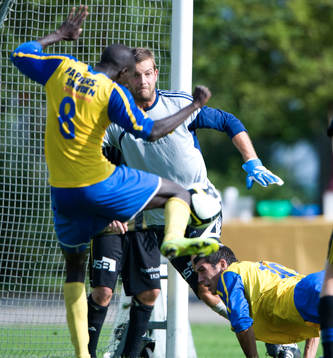  Joel Ringström hade det svettigt, Modou Jagne skjuter från nära håll och skyttekungen Ken Hansson kommer flygande till höger.