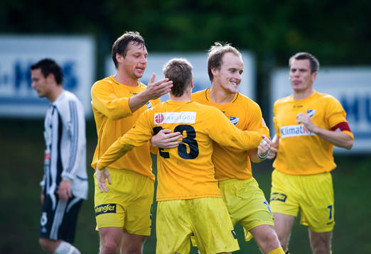  3-1 till IFK Malmö, Robin Sander (18) som grattas av Jörgen Svensson och Tobias Roslind