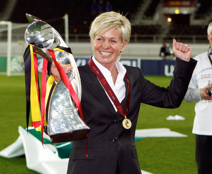  Silvia Neid, Tyskland, förbundskapten, jubel. Pokal, medalj.
